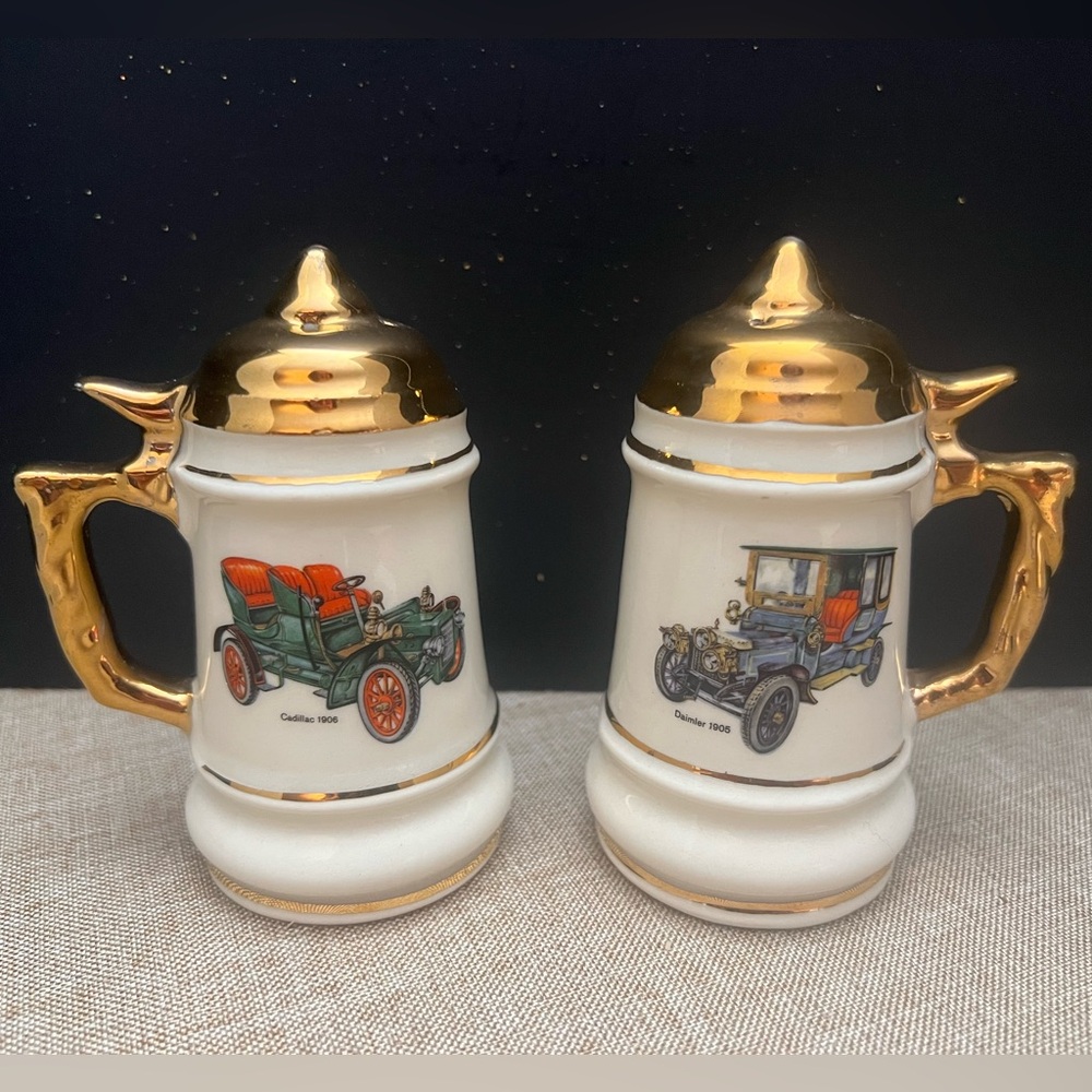 Set of salt and pepper shakers the Henry Ford Museum featuring antique cars